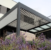 Bioklimatická pergola LINE s prosvětlovacím pásem